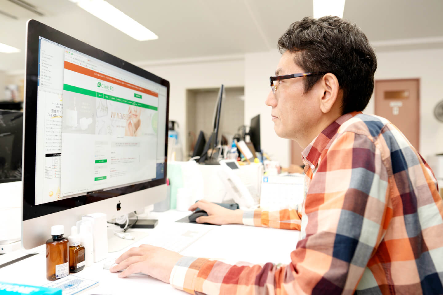 グラフィック&Webデザイナー【キャリア採用】